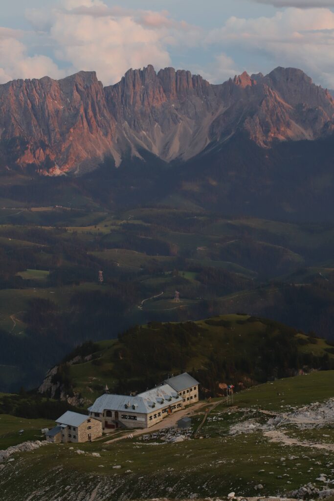 알페디시우스 고원을 횡단한 후 도착한 볼짜노 산장