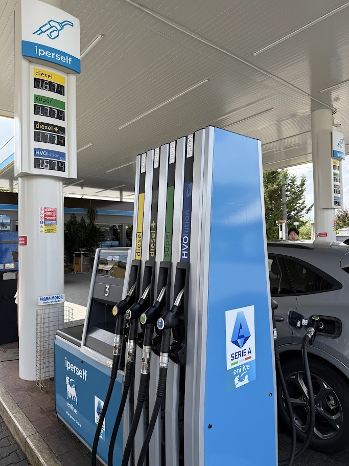 파르마 도착 후 첫 주유. 하이브리드 차량의 놀라운 연비 덕분에 리터당 20km 주행 성공.